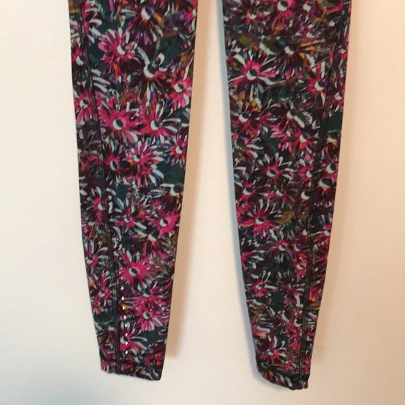 Like New LuluLemon Leggings - Picture 4 of 8
